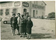 Sortida veïns anys 60 Nuria Ivern, la seva Mare  Gertrudis, el pare Joan Ivern, L'avia Mundeta i La Maria Balletbo de Cal Quim